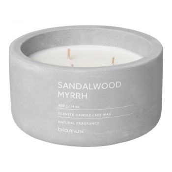 Lumânare parfumată din ceară de soia timp de ardere 25 h Fraga: Sandalwood and Myrh – Blomus