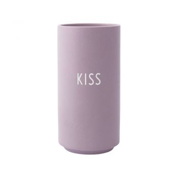 Vază din porțelan Design Letters Kiss, înălțime 11 cm, violet ieftina