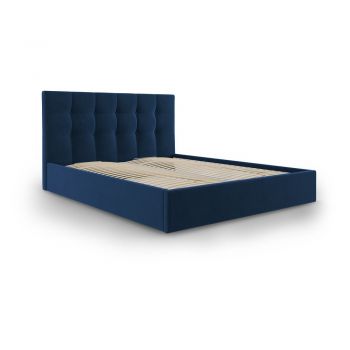 Pat matrimonial 160x200 cm albastru închis tapițat cu spațiu de depozitare cu somieră Nerin – Mazzini Beds ieftin