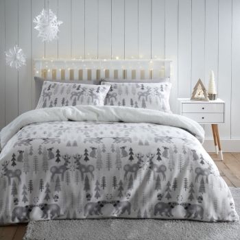 Lenjerie de pat albă-gri din micropluș pentru pat dublu 200x200 cm Winter Wonderland – Catherine Lansfield ieftina