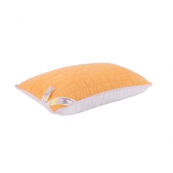 Perna matlasata 4 anotimpuri pentru dormit, antialergica, fibre de poliester siliconizat + bumbac + microfibra, portocaliu/ alb, 50 x 70 cm ieftina