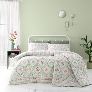 Lenjerie de pat verde/crem pentru pat dublu 200x200 cm Cameo Floral – Catherine Lansfield ieftina