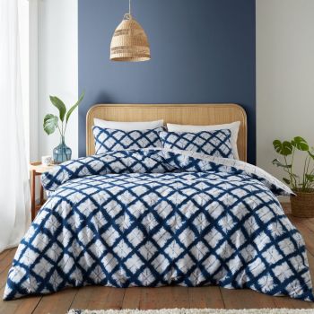 Lenjerie de pat albă/albastră pentru pat dublu 200x200 cm Shibori Tie Dye – Catherine Lansfield ieftina