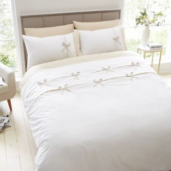 Lenjerie de pat albă pentru pat de o persoană 135x200 cm Milo Bow – Catherine Lansfield ieftina