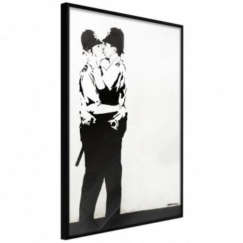 Poster - Banksy: Kissing Coppers II, cu Ramă neagră, 20x30 cm