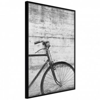 Poster - Bicycle Leaning Against the Wall, cu Ramă neagră, 30x45 cm
